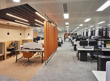 ��ܰ��ɫ�İ칫��װ����ƿռ��������ġ���Berenberg